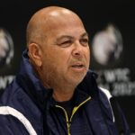 Kriketový tréner Juhoafrickej republiky Shukri Conrad (na obrázku) rozdúchal rasové napätie s miliardou kriketových fanúšikov tým, že povedal, že jeho tím chce Indiu „naozaj rozmaznať“, keďže sa blíži k víťazstvu v testovacej sérii.