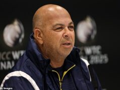 Jedno slovo odštartuje kontroverziu kriketového rasizmu, ktorá spôsobila, že miliarda indických fanúšikov kriketu je nahnevaná Kriketový tréner Juhoafrickej republiky Shukri Conrad (na obrázku) rozdúchal rasové napätie s miliardou kriketových fanúšikov tým, že povedal, že jeho tím chce Indiu „naozaj rozmaznať“, keďže sa blíži k víťazstvu v testovacej sérii.