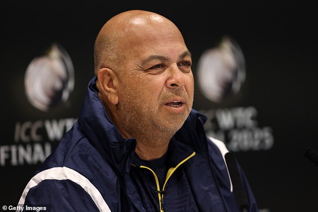 Jedno slovo odštartuje kontroverziu kriketového rasizmu, ktorá spôsobila, že miliarda Kriketový tréner Juhoafrickej republiky Shukri Conrad (na obrázku) rozdúchal rasové napätie s miliardou kriketových fanúšikov tým, že povedal, že jeho tím chce Indiu „naozaj rozmaznať“, keďže sa blíži k víťazstvu v testovacej sérii.