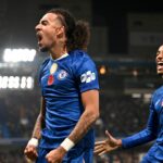 Malo Gusto z Chelsea oslavuje so spoluhráčom Joaom Pedrom po strelení prvého gólu svojho tímu