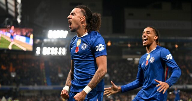 Malo Gusto z Chelsea oslavuje so spoluhráčom Joaom Pedrom po strelení prvého gólu svojho tímu