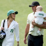 Jena Sims si oblieka bielu mikinu s kapucňou a sleduje Florida Panthers naživo s Brooksom Koepkom a Crew Koepkou