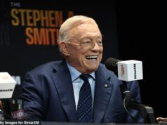 Jerry Jones dráždi trhák Dallas Cowboys trade len niekoľko hodín pred uzávierkou NFL Jerry Jones povedal, že Dallas Cowboys sú pripravení dokončiť obchod, ale odmietol povedať za koho
