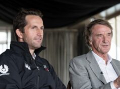 Jim Ratcliffe vs Ben Ainslie: Horký spor majiteľa Man Utd, právna bitka a nové vyhlásenie Sir Ben Ainslie a Sir Jim Ratcliffe