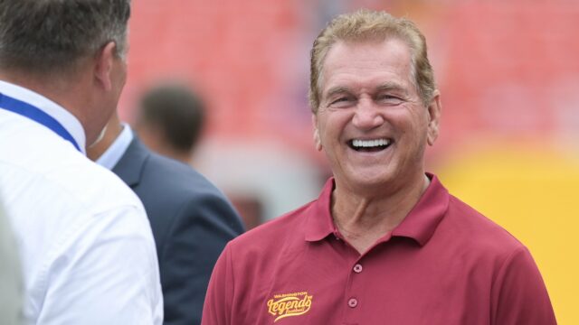 Joe Theismann reaguje na návrat veliteľov na stránku RFK, na Joe Theismann reaguje na návrat veliteľov na stránku RFK, na ktorej je Trumpovo meno
