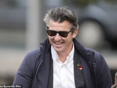 Joey Barton obhajuje svoj online spor s Jeremym Vineom ako „boxerov, ktorí sa snažia predať produkt“ – po tom, čo televízny moderátor označil tweety bývalého profesionála za „oblak špiny“ Joey Barton prichádza na Liverpool Crown Court, kde čelí 12 obvineniam z odoslania hrubo urážlivej elektronickej komunikácie s úmyslom spôsobiť úzkosť alebo úzkosť.