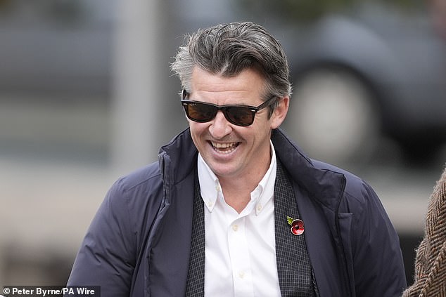 Joey Barton obhajuje svoj online spor s Jeremym Vineom ako Joey Barton prichádza na Liverpool Crown Court, kde čelí 12 obvineniam z odoslania hrubo urážlivej elektronickej komunikácie s úmyslom spôsobiť úzkosť alebo úzkosť.