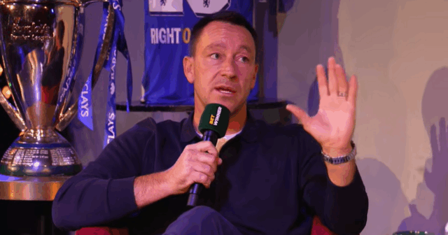 John Terry kritizuje „nechutné“ zaobchádzanie britskej vlády s bývalým vlastníkom John Terry z Chelsea sleduje z tribúny zápas Premier League 2 medzi Chelsea U21 a Manchester City U21 v Kingsmeadow.