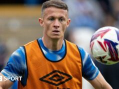 Jonathan Hogg: Bývalý kapitán Huddersfieldu sa vracia v úlohe akadémie Jonathan Hogg warms up before a match for Huddersfield Town