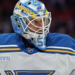 Jordan Binnington z Blues sa snaží strčiť do vrecka míľnikový gól Alexa Ovečkina
