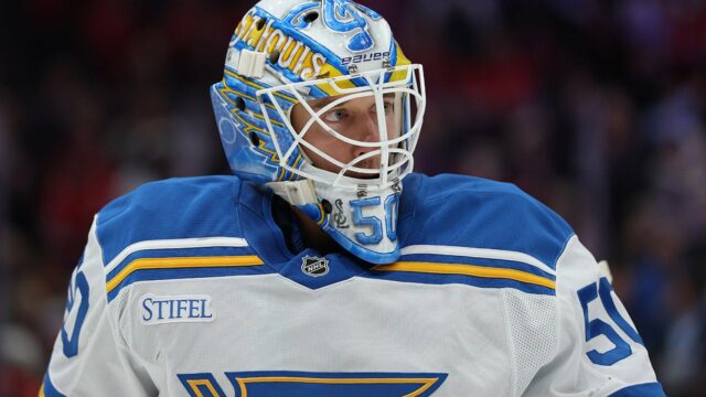 Jordan Binnington z Blues sa snaží strčiť do vrecka míľnikový Jordan Binnington z Blues sa snaží strčiť do vrecka míľnikový gól Alexa Ovečkina