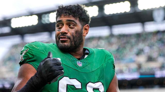 Jordan Mailata z Eagles presadzuje na pohovore v šatni zásadu „na prvom mieste dámy“.
