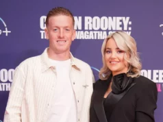 Jordan Pickford mal na svadbe teplákovú súpravu a džínsy po tom, čo manželke zničil snubný prsteň Jordan Pickford a Megan Davison sa zúčastňujú premietania filmu Coleen Rooney: Skutočný príbeh Wagatha