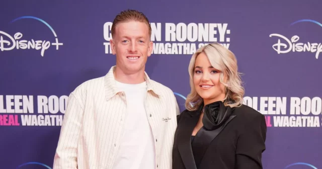 Jordan Pickford a Megan Davison sa zúčastňujú premietania filmu Coleen Rooney: Skutočný príbeh Wagatha