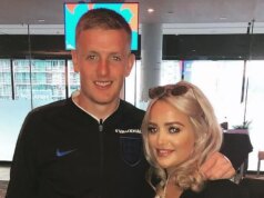Jordan Pickford sa po manželkinom probléme so snubným prsteňom obliekol do teplákovej súpravy na vlastnú svadbu Jordan Pickford a Megan Davison pózujú na fotke
