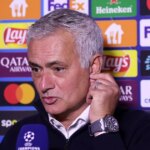 LISABON, PORTUGALSKO - 5. NOVEMBRA: Jose Mourinho, hlavný tréner Benficy, hovorí pre médiá na tlačovej konferencii po zápase po zápase fázy MD4 Ligy majstrov UEFA 2025/26 medzi SL Benfica a Bayer 04 Leverkusen 5. novembra 2025 v Lisabone. (Foto Diogo Cardoso – UEFA/UEFA cez Getty Images)