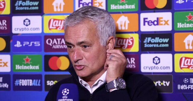 Jose Mourinho sa rúti do rozhodcu, keď pokračuje žalostný rekord LISABON, PORTUGALSKO - 5. NOVEMBRA: Jose Mourinho, hlavný tréner Benficy, hovorí pre médiá na tlačovej konferencii po zápase po zápase fázy MD4 Ligy majstrov UEFA 2025/26 medzi SL Benfica a Bayer 04 Leverkusen 5. novembra 2025 v Lisabone. (Foto Diogo Cardoso – UEFA/UEFA cez Getty Images)