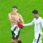 Jude Bellingham vyvolal príval mémov po tom, ako si v polčase počas kvalifikácie Anglicka o majstrovstvá sveta v Albánsku vymenil tričká.