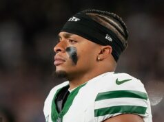 Justin Fields na lavičke New York Jets OPÄŤ po katastrofe quarterbacka proti New England Patriots Rozohrávač Justin Fields bol na lavičke New York Jets v prospech Tyroda Taylora