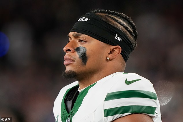 Justin Fields na lavičke New York Jets OPÄŤ po katastrofe Rozohrávač Justin Fields bol na lavičke New York Jets v prospech Tyroda Taylora