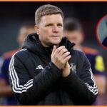 Eddie Howe z Newcastlu United sa na to pozerá
