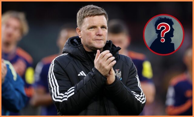 Eddie Howe z Newcastlu United sa na to pozerá