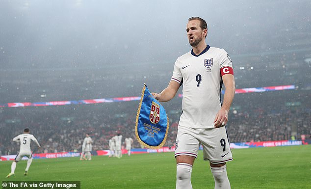 Kapitán Anglicka a hviezda Bayernu Mníchov Harry Kane odhaľuje trofej, Harry Kane verí, že víťazstvo na budúcom lete na Svetovom pohári by mohlo byť jeho zlatou vstupenkou na Zlatú loptu