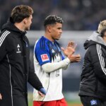 Kapitán Hamburgu Yussuf Poulsen (31) podporuje Ransford-Yeboah Königsdörffer (24) po tom, čo mladík strelil prvý gól v Bundeslige