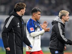 Kapitán Hamburgu Yussuf Poulsen (31) podporuje Ransford-Yeboah Königsdörffer (24) po tom, čo mladík strelil prvý gól v Bundeslige Kapitán Hamburgu Yussuf Poulsen (31) podporuje Ransford-Yeboah Königsdörffer (24) po tom, čo mladík strelil prvý gól v Bundeslige