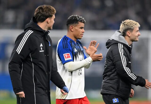 Kapitán Hamburgu Yussuf Poulsen (31) podporuje Ransford-Yeboah Königsdörffer (24) po tom, čo mladík strelil prvý gól v Bundeslige
