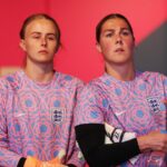 Hannah Hampton bola v palebnej línii z komentárov v knihe Mary Earpsovej