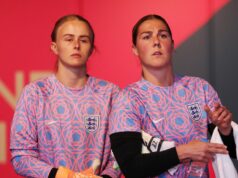 Kapitán Hannah Hampton ju odmieta brániť, keďže levice naliehali na „klebety“ Mary Earpsovej Hannah Hampton bola v palebnej línii z komentárov v knihe Mary Earpsovej