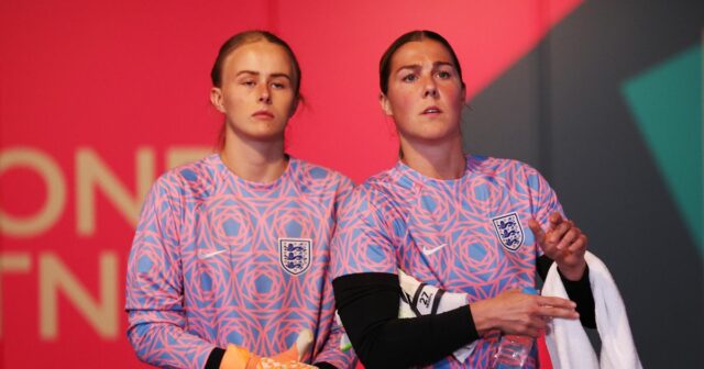 Kapitán Hannah Hampton ju odmieta brániť, keďže levice naliehali na Hannah Hampton bola v palebnej línii z komentárov v knihe Mary Earpsovej