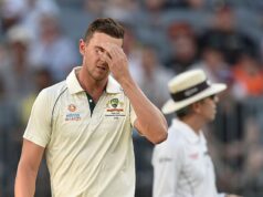 Katastrofa pre Austrálčanov, pretože ĎALŠÍ hráč v prvej línii bol vylúčený z prvého testu Ashes v Perthe a pridal sa ku kapitánovi Patovi Cumminsovi na vedľajšej čiare Josh Hazlewood oznámil, že bol tento týždeň vylúčený z prvého testu Ashes v Perthe