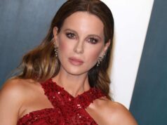 Kate Beckinsale šokuje Jimmyho Kimmela tvrdením, že priateľ jej dcéry „zniesol dve vajíčka za týždeň“ Kate Beckinsale (obrázok cez Getty Images)