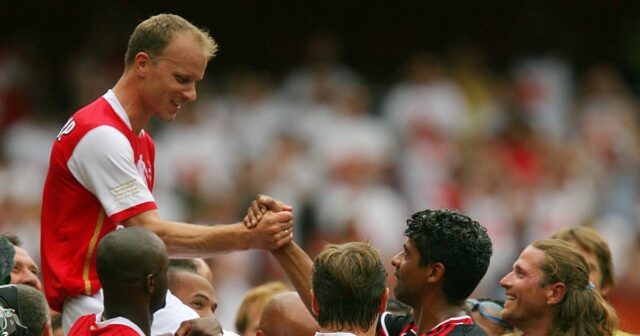 "Každý deň som si hovoril, že som nikdy nemal opustiť Emmanuel Petit z Arsenalu oslavuje strelenie víťazného gólu v poslednej minúte počas zápasu medzi Arsenalom a West Hamom United v Premiership FA Carling na Highbury v Londýne.