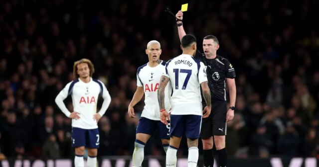 Rozhodca Michael Oliver ukazuje žltú kartu Cristianovi Romerovi z Tottenhamu Hotspur počas zápasu Premier League medzi Arsenalom a Tottenhamom Hotspur na Emirates Stadium 23. novembra 2025 v Londýne v Anglicku.