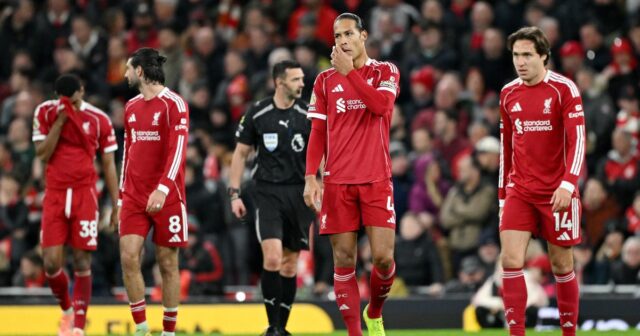 Virgil van Dijk a spoluhráči z Liverpoolu vyzerajú skľúčene po prehre v zápase Premier League medzi Liverpoolom a Nottinghamom Forest na Anfielde 22. novembra 2025 v Liverpoole v Anglicku.