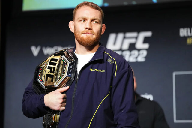 Keď Jack Della Maddalena zamieril do UFC 322, austrálska propagácia, NEW YORK, NEW YORK – 13. NOVEMBRA: Jack Della Maddalena z Austrálie je videný na pódiu počas tlačovej konferencie UFC 322 v divadle v Madison Square Garden 13. novembra 2025 v New Yorku. (Foto: Jeff Bottari/Zuffa LLC)