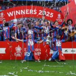 Marc Guehi a Joel Ward z Crystal Palace zdvihli nad hlavu trofej FA Cupu po víťazstve svojho tímu vo finálovom zápase Emirates FA Cup medzi Crystal Palace a Manchester City na štadióne Wembley 17. mája 2025 v Londýne v Anglicku.