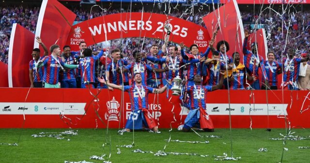 Marc Guehi a Joel Ward z Crystal Palace zdvihli nad hlavu trofej FA Cupu po víťazstve svojho tímu vo finálovom zápase Emirates FA Cup medzi Crystal Palace a Manchester City na štadióne Wembley 17. mája 2025 v Londýne v Anglicku.