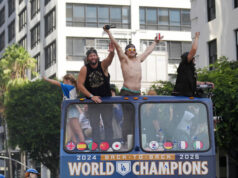 Kike Hernandez veselo volá Claytona Kershawa nad bizarným uhlom fotografie počas prehliadky Svetovej série Dodgers logo pochodového šialenstva