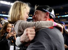 Kiké Hernández zdieľa rozkošný pohľad na ošetrenie princeznej v klipe na šaty s dcérou Penelope po operácii lakťa Instagramové príbehy Kike Hernandez (Zdroj: Instagram @kikehndez)