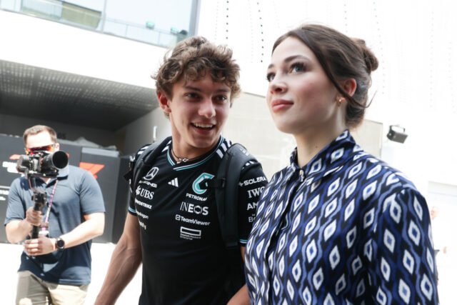 Kimi Antonelli z F1 s priateľkou Eliškou Babičkovou venovali pozornosť Víťaz Jannik Sinner a Andrea Kimi Antonelli počas ôsmeho dňa Nitto ATP Finals 2025 v Inalpi Arene. (Foto: Diego Puletto/Getty Images)