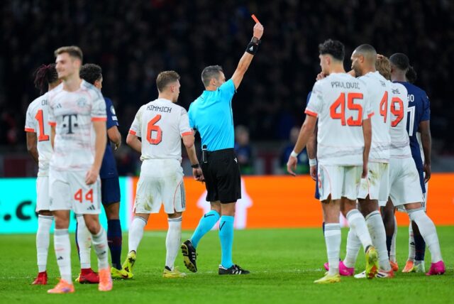 Kľúčová hviezda Bayernu teraz suspendovala proti Arsenalu PARÍŽ, FRANCÚZSKO: Luis Diaz z Bayernu Mníchov strelil druhý gól svojho tímu počas zápasu fázy MD4 Ligy majstrov UEFA 2025/26 medzi Paris Saint-Germain a FC Bayern Mníchov v Parc des Princes 4. novembra 2025. (Foto: Stuart Franklin/Getty Images)