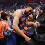 Knicks' Karl-Anthony Towns daroval k 30. narodeninám staré auto zosnulej mamy