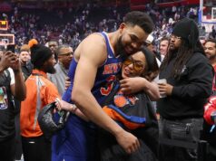 Knicks‘ Karl-Anthony Towns daroval k 30. narodeninám staré auto zosnulej mamy Knicks' Karl-Anthony Towns daroval k 30. narodeninám staré auto zosnulej mamy