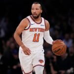 Superstar New York Knicks Jalen Brunson bol videný opúšťať Madison Square Garden vo vychádzkových topánkach po stredajšej prehre s Orlando Magic.