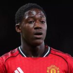 MANCHESTER, ANGLICKO – 25. OKTÓBRA: Kobbie Mainoo z Manchestru United počas zápasu Premier League medzi Manchestrom United a Brighton & Hove Albion na Old Trafford 25. októbra 2025 v Manchestri v Anglicku. (Foto: James Gill – Danehouse/Getty Images)