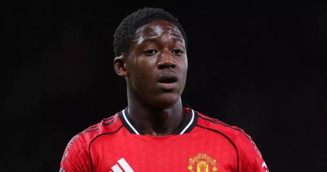 MANCHESTER, ANGLICKO – 25. OKTÓBRA: Kobbie Mainoo z Manchestru United počas zápasu Premier League medzi Manchestrom United a Brighton & Hove Albion na Old Trafford 25. októbra 2025 v Manchestri v Anglicku. (Foto: James Gill – Danehouse/Getty Images)